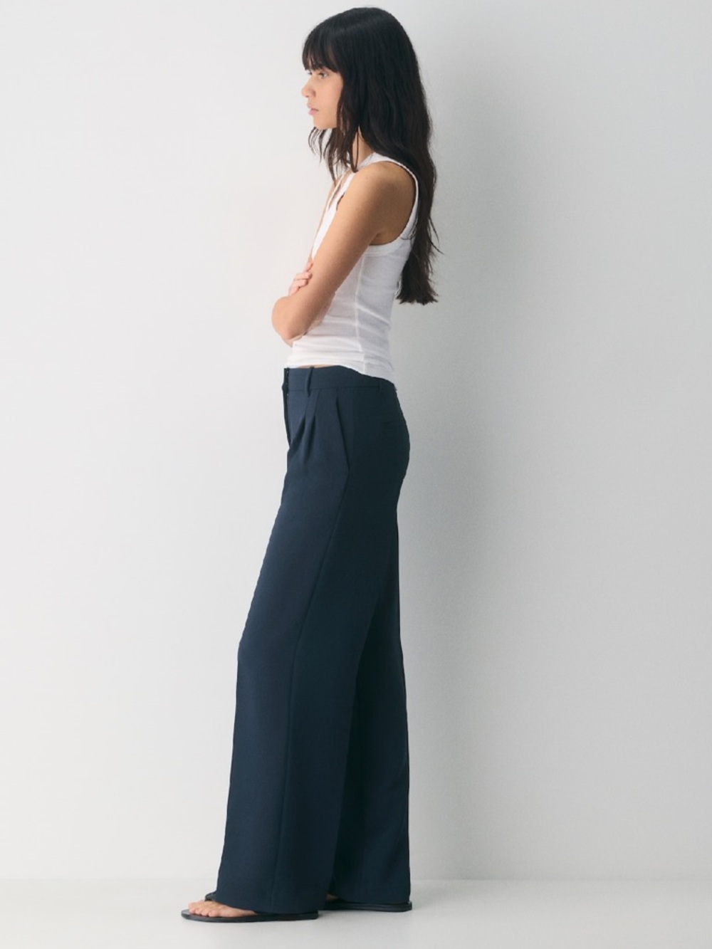 Aritzia The Effortless Pant Crepette - Picture 3 of 7